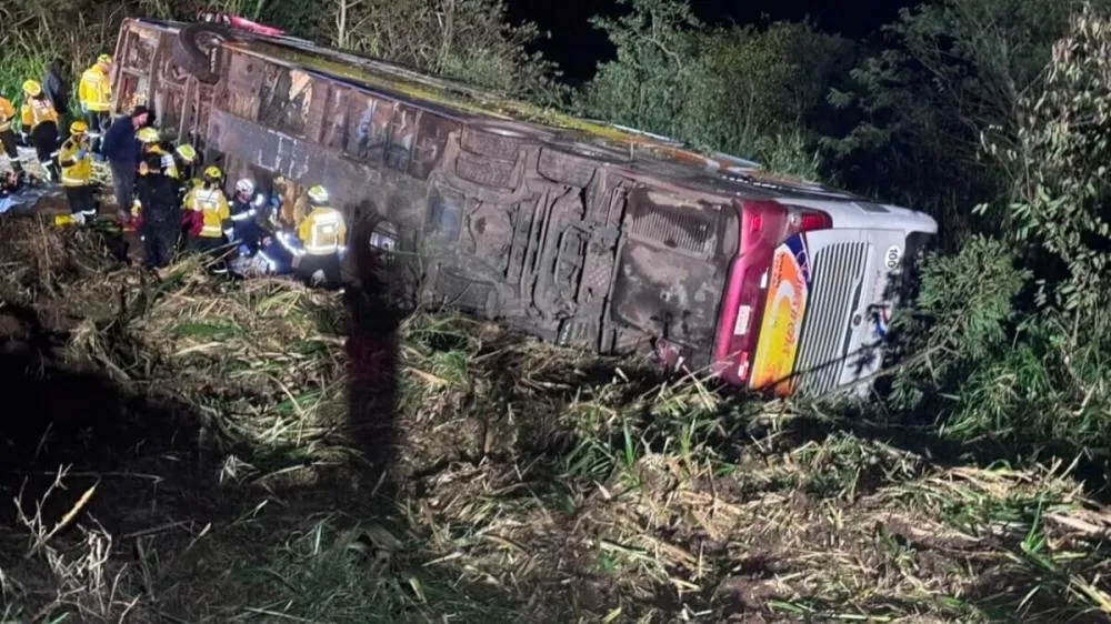 Ônibus de turismo tomba na SC-492 e deixa três mortos e 40 pessoas hospitalizadas