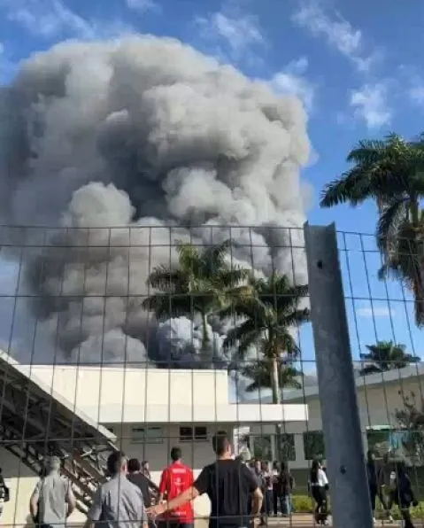 Fogo na fábrica da Colcci em Itajaí mobilizou bombeiros de oito cidades