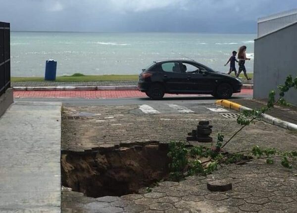 Enxurrada: Barra Velha registra alagamentos em várias localidades e crateras se abriram em várias ruas da cidade