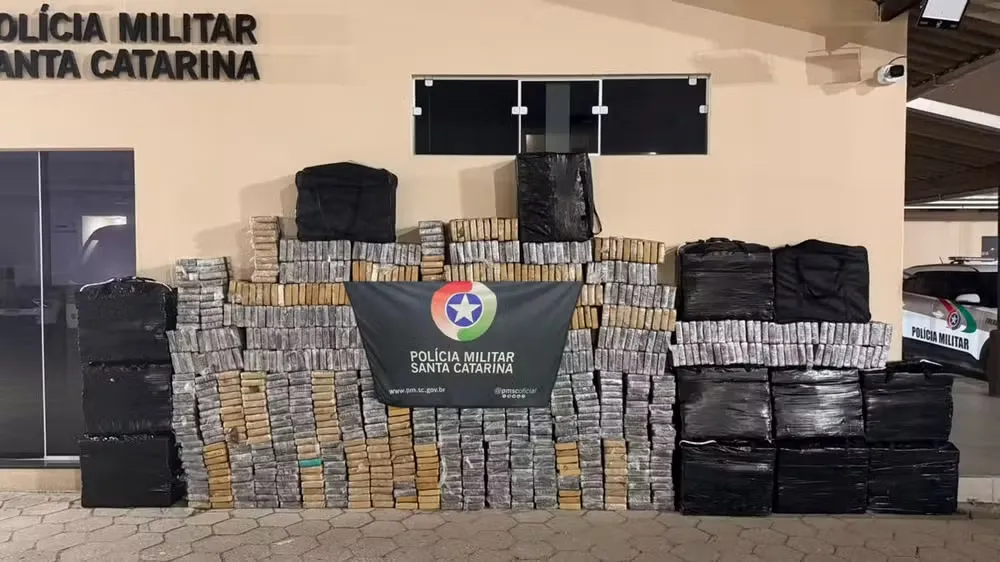 Polícia flagra 3,5 toneladas de cocaína escondidas em casas vazias de Navegantes e Blumenau