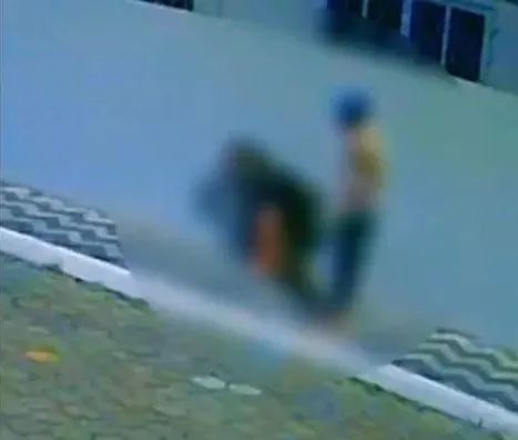 Câmeras de segurança flagram homem espancando companheira no meio da rua em Itajaí