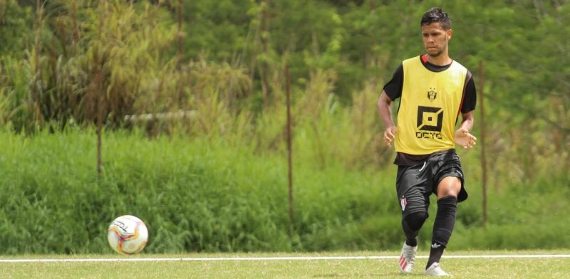 PISANDO MACIO: ADRIANO VOLTA AOS TREINOS E SE RECUPERA DE LESÃO NO JOELHO