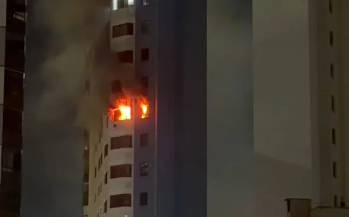 Incêndio em apartamento de BC pode ter começado após curto em lâmpada