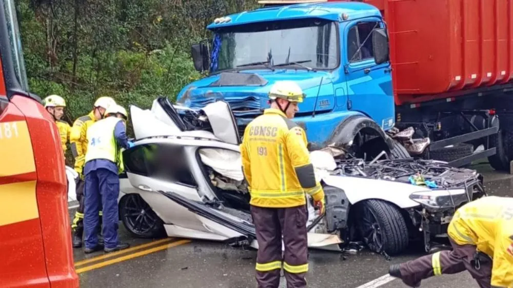 Motorista de BMW morre esmagado por caminhão na SC-418 em São Bento do Sul 