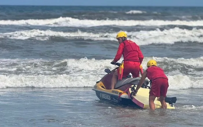 Bombeiros resgatam mulher e três crianças no molhe do Gravatá em Navegantes
