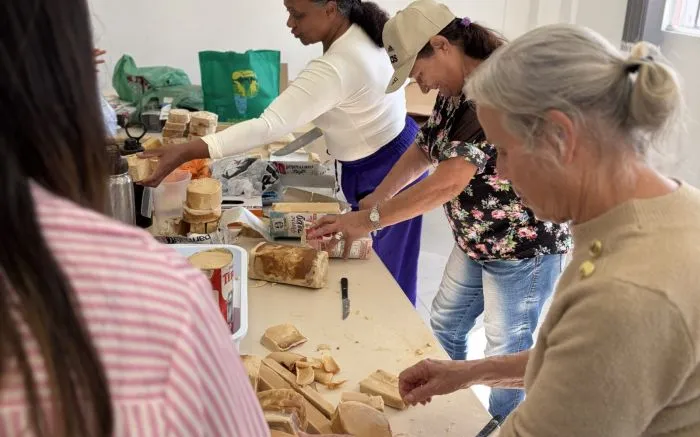 Projeto ensina comunidade a transformar óleo de cozinha em sabão em Navegantes