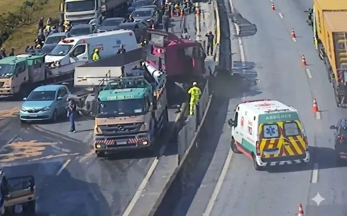 Batida com caminhão trava a BR-101 em Itajaí no sentido Joinville