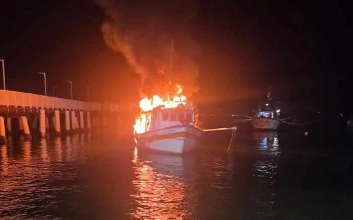 Baleeira pega fogo em alto-mar e é rebocada até a praia do Trapiche em Penha