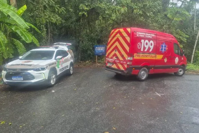 Homem é encontrado morto no costão da praia do Bananal no Centro de Penha 