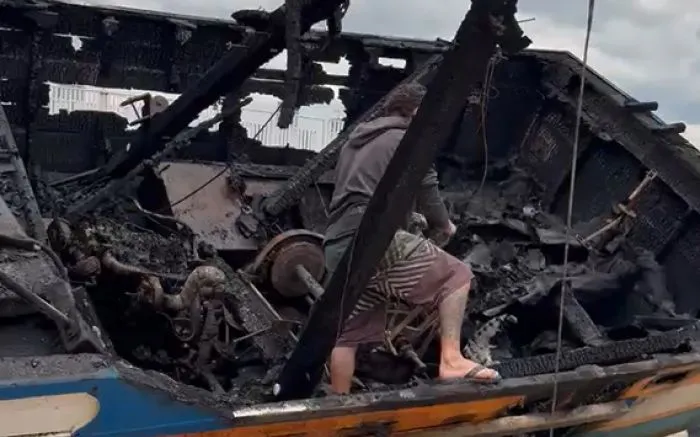 Pescador de Armação que perdeu barco em incêndio pede ajuda para voltar ao mar