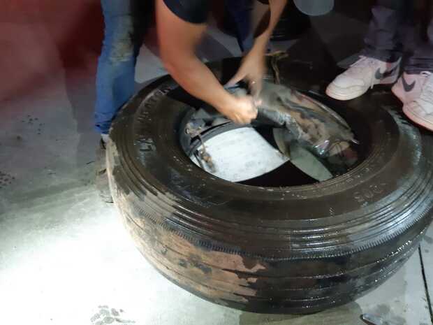 Pneus recheados: PRF e PM apreendem 20 quilos de cocaína na BR 470 em Navegantes