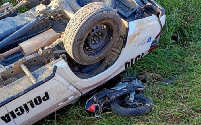 Viatura da PM capota sobre moto durante perseguição em Luiz Alves 