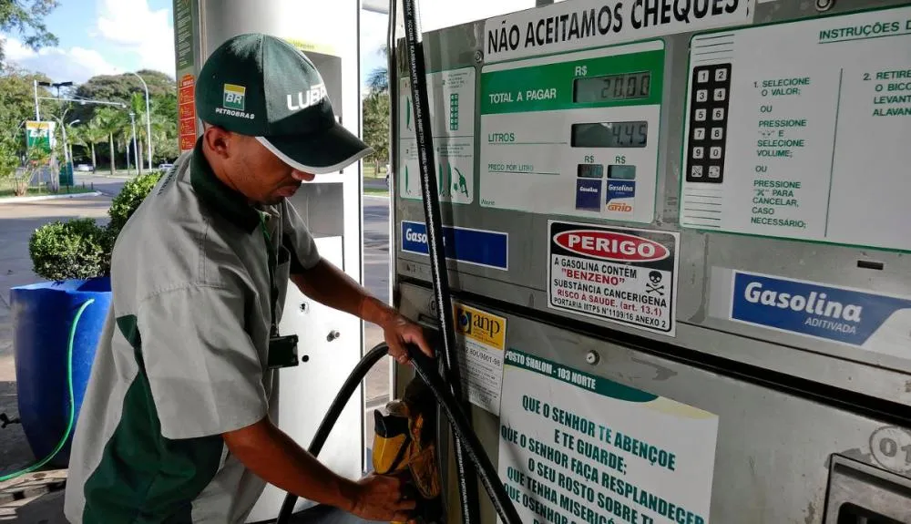 Mistura de gasolina com 32% de etanol começa a valer neste sábado (1º)