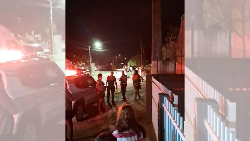 Homem é morto a facadas no Jardim Sofia e suspeita é presa em Joinville