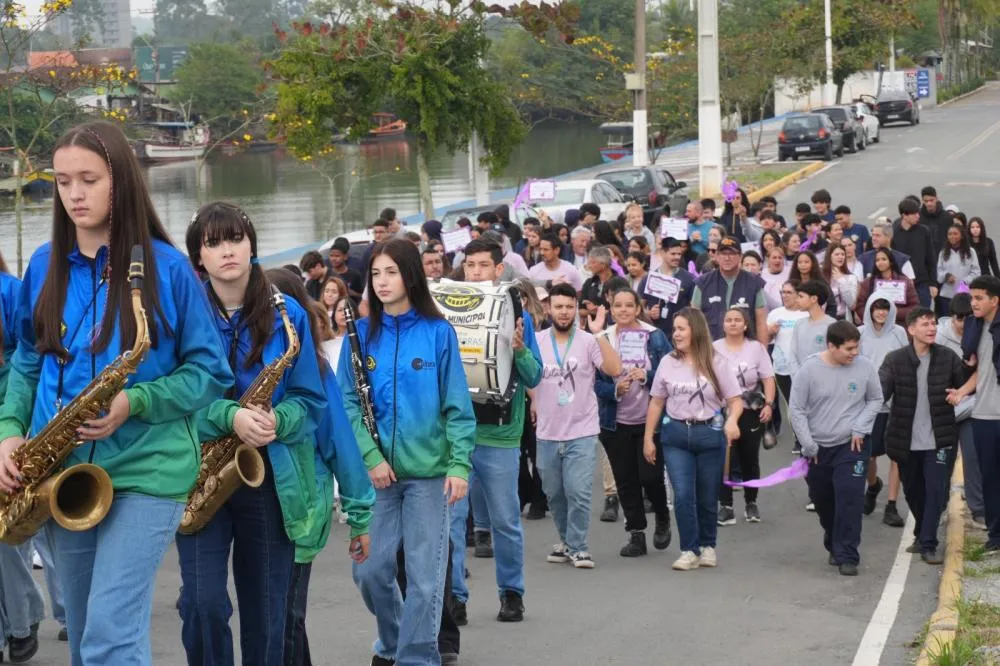 Caminhada reúne cerca de 300 pessoas e marca início da programação em Balneário Piçarras