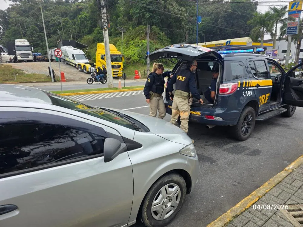 PRF recupera na BR-101 veículo furtado em Braço do Norte 