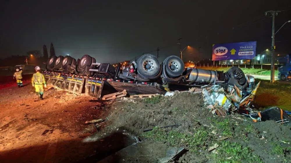 Motorista morre preso às ferragens em acidente na BR-101 em Araquari