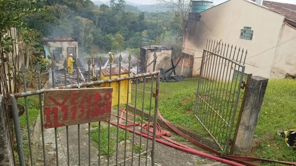 Homem bota fogo na casa que morava e espera PM sentado em ponto de ônibus em Indaial