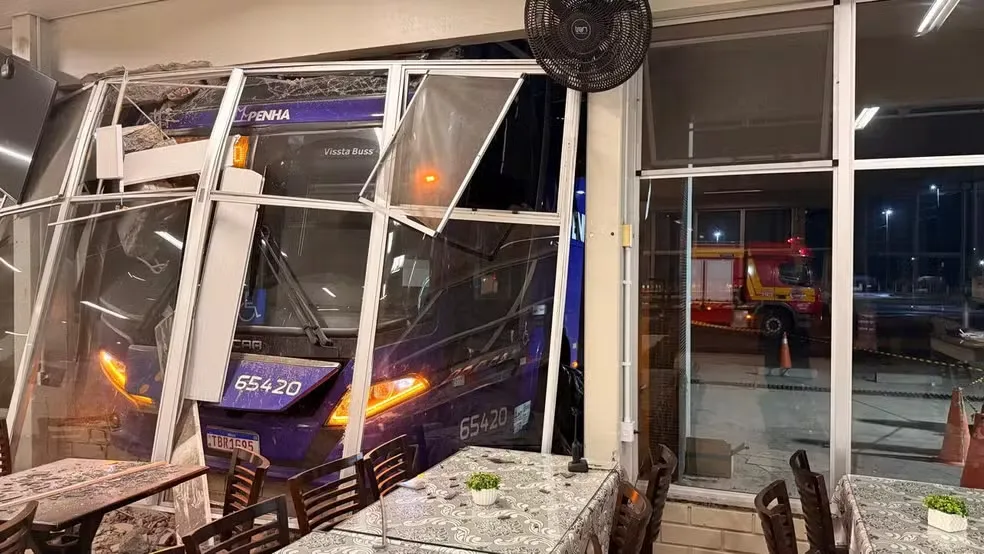 Ônibus invade restaurante, atinge e mata mulher em Papanduva