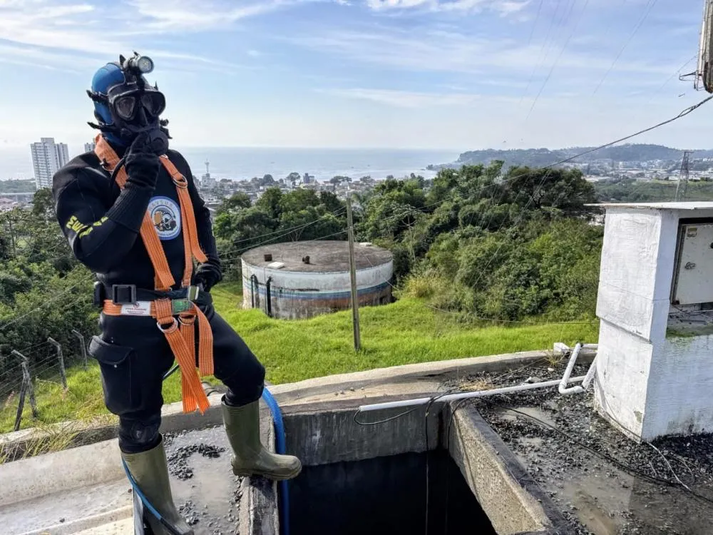 Reservatórios de Penha são higienizados com ajuda de mergulhadores e sem interrupção no abastecimento