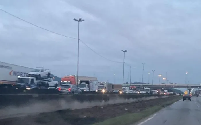 Acidente em Itajaí bloqueou faixa da BR-101 na manhã desta segunda-feira