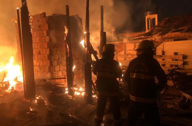 Navegantes: Incêndio destrói duas casas de madeira no bairro Meia Praia