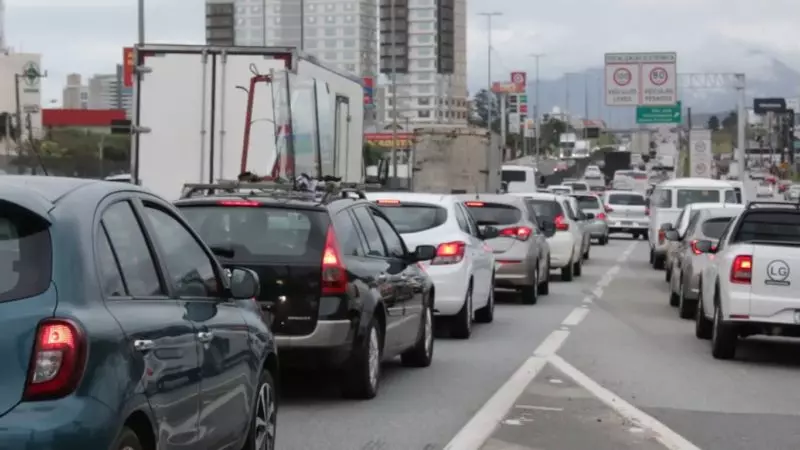 Itajaí está com trânsito de ponta a ponta na BR-101 sentido Floripa