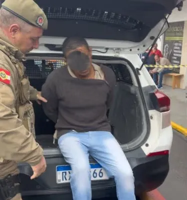 Homem é preso no Centro de Penha após esfaquear ex-companheira no pulmão 