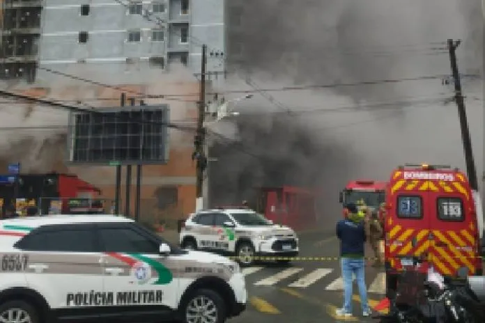 Incêndio atinge prédio em construção no bairro Itacolomi em Balneário Piçarras