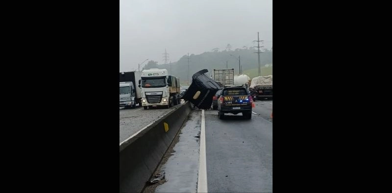 BR-101 é bloqueada em vias nos dois sentidos após colisão em Joinville