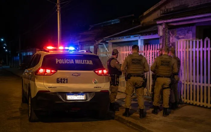 Homem que mantinha mulher e filho presos em casa é morto pela PM em Navegantes