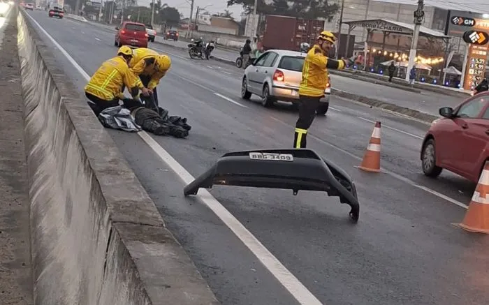 Motociclista bate em caminhonete e morre atropelado por caminhão em Navegantes