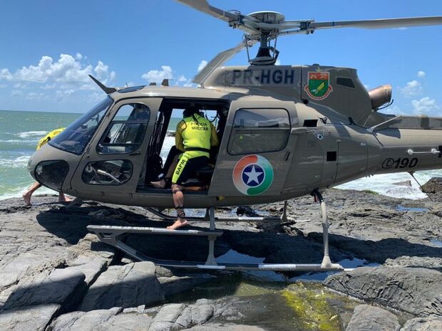 Penha: Homem é resgatado pelo helicóptero Águia após cair do Costão da Praia da Galheta e se afogar