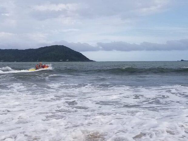 Balneário Barra do Sul: Jovem de 22 anos desaparece no mar após ser arrastado por correnteza