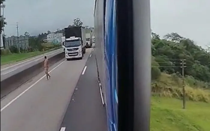 Doidão corre entre veículos em movimento e tenta subir em caminhões na BR-101 em Barra Velha