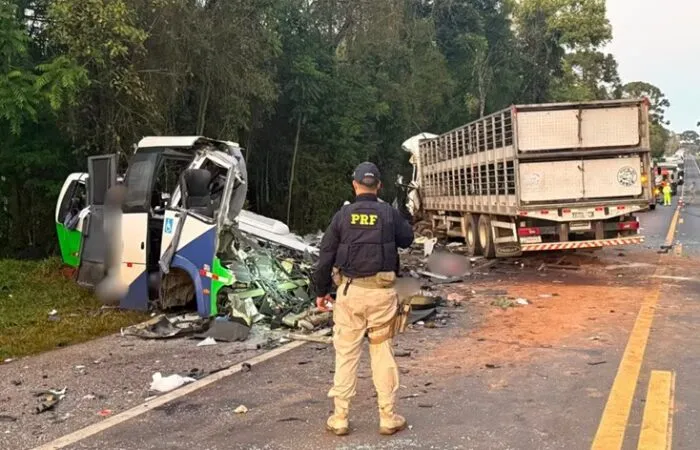 Colisão entre micro-ônibus e carreta deixa 23 mortos e cinco feridos no Paraná