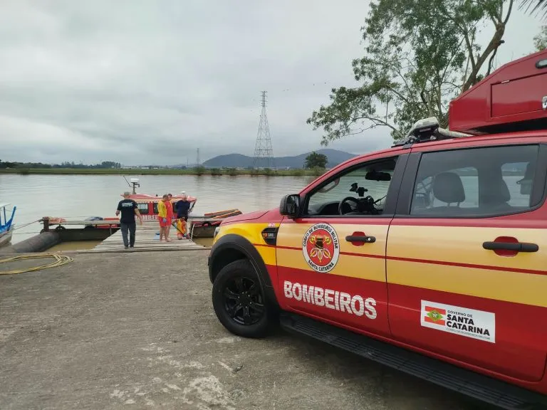 Corpo de homem que caiu de barco durante churrasco é reconhecido em Itajaí 