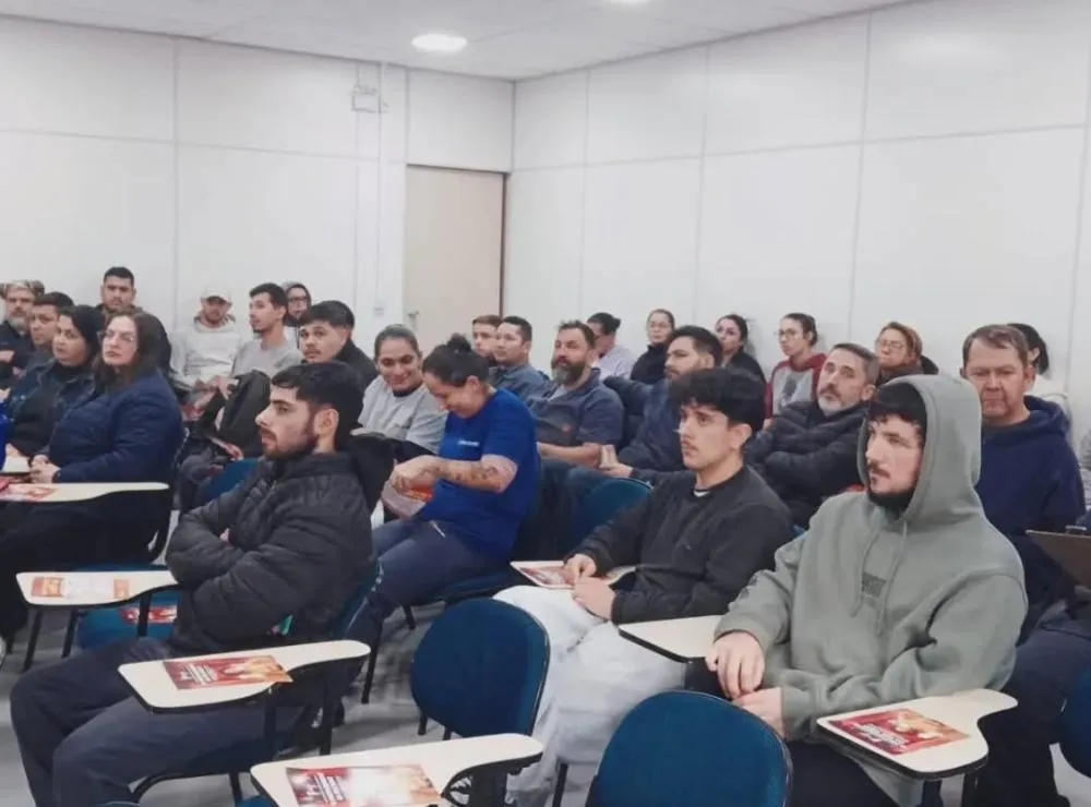 Professora Dilcicleia palestra sobre violência contra a mulher a convite de empresa de Penha