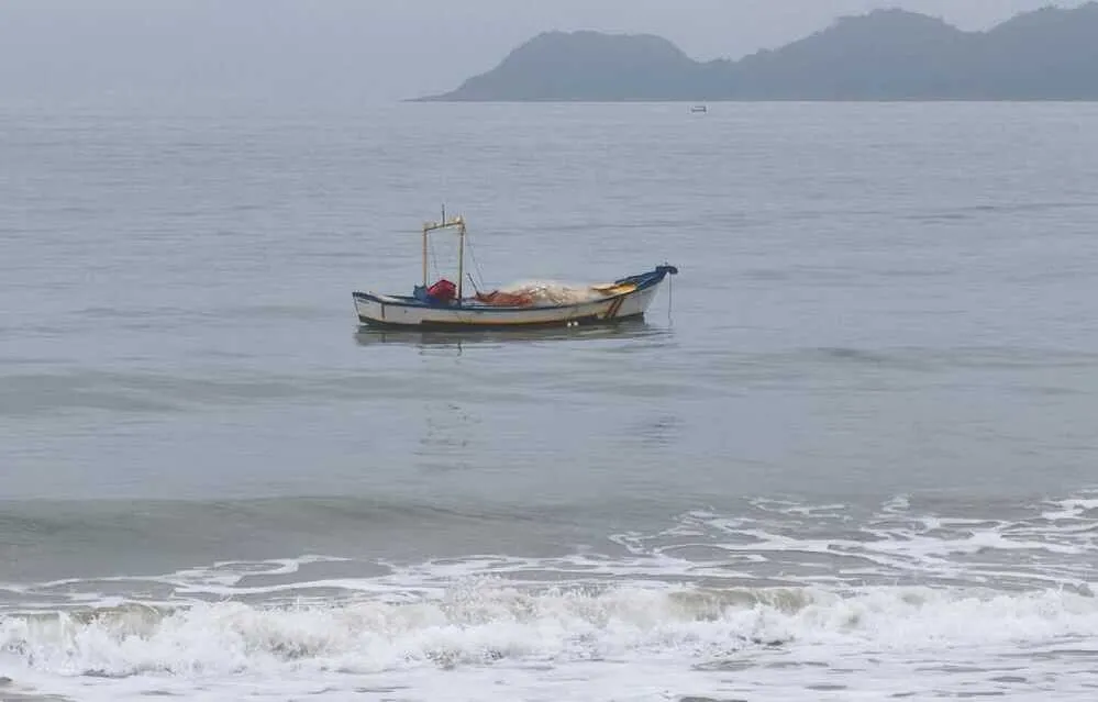 Embarcação é encontrada sem tripulante na praia do Quilombo em Penha