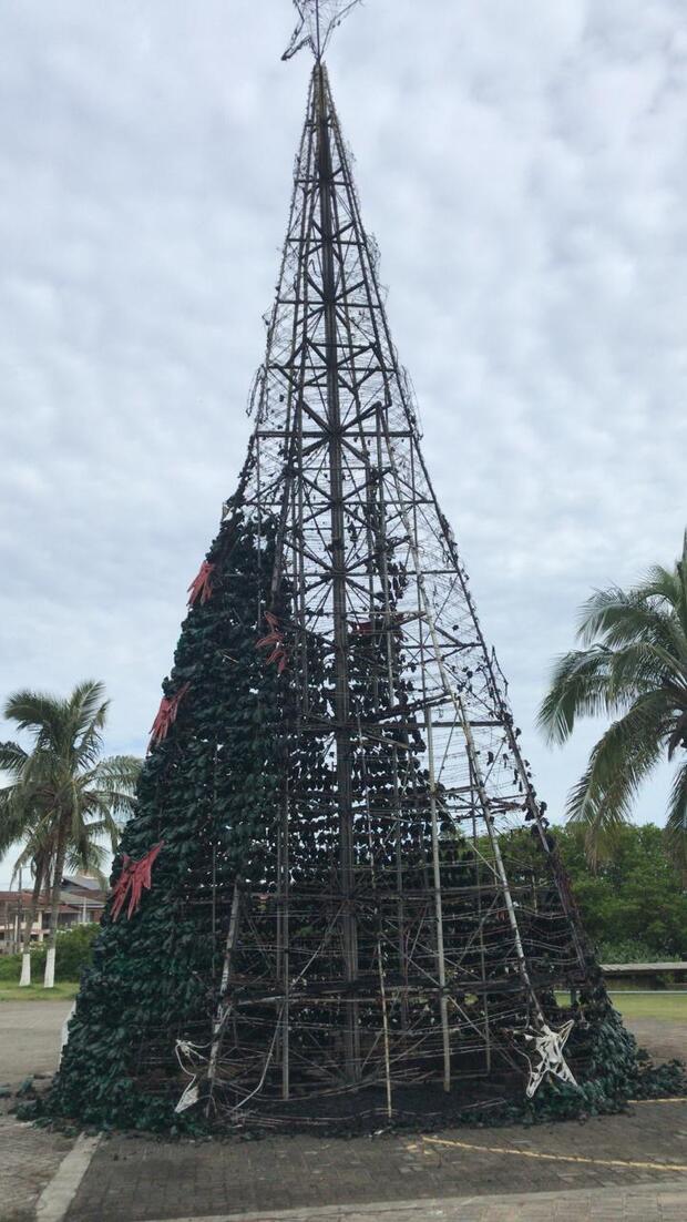 Vandalismo em Barra Velha: Árvore de Natal da Praça Lauro Carneiro de Loyola é destruída pelo fogo