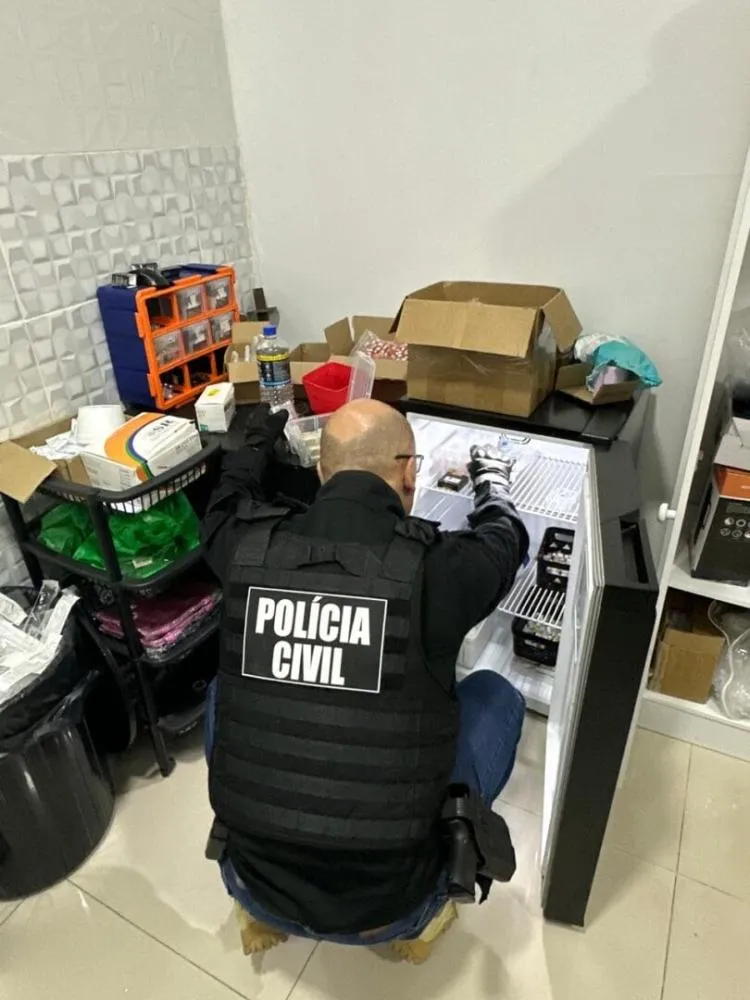 Laboratório clandestino de canetas emagrecedoras é descoberto pela polícia e casal é preso em Navegantes