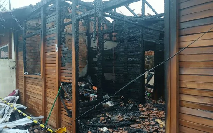 Incêndio destrói casa e deixa três famílias desalojadas em Balneário Piçarras 