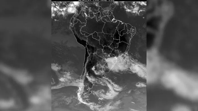 Imagens de satélite mostram “mancha” de chuva sobre o Sul antes da formação de ciclone em alto-mar