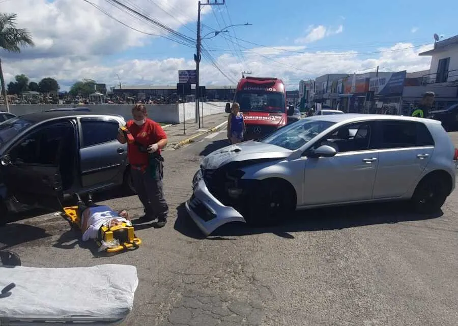 Motorista fica ferida em acidente no Centro de Penha