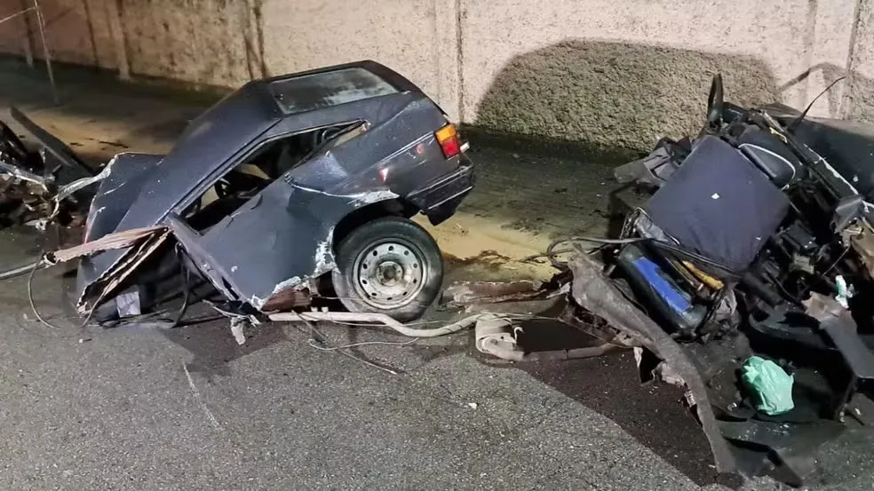 Carro parte no meio após bater em poste e um homem morre e dois ficam feridos