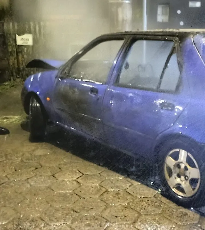Mulher briga com “namorido” e mete fogo em Ford Fiesta em Navegantes