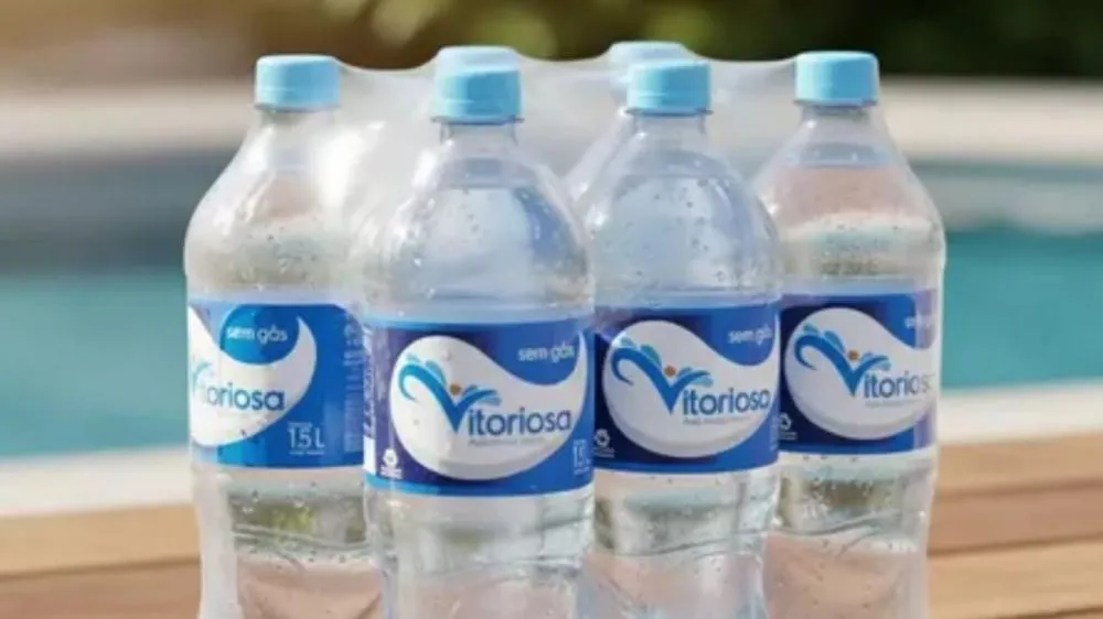 Anvisa detecta coliformes e proíbe consumo e venda de lote da água mineral sem gás da marca Vitoriosa 