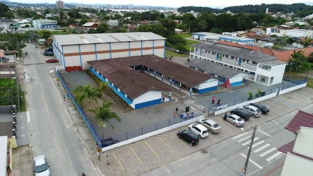 Menores pulam muro e invadem escola municipal Rubens João de Souza em Penha
