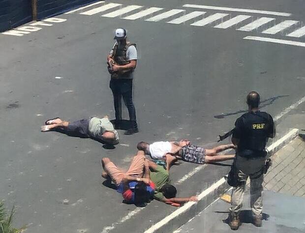 Barra Velha: Quarteto é preso no estacionamento da Havan por receptação de veículo roubado