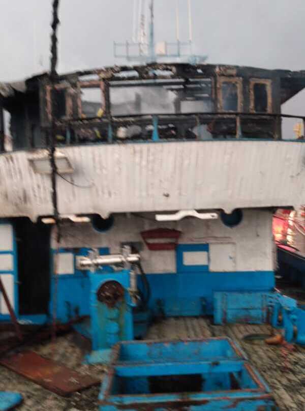 Fogo destrói casaria de barco sardinheiro atracado no Centro de Itajaí